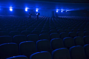 Gösteri başlamadan önce koltukları olan boş oditoryum