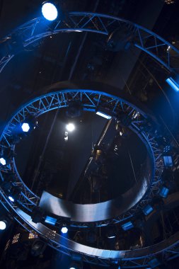 Işık huzmeleri konserdeki sahneyi aydınlatıyor..