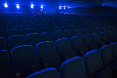 Gösteri başlamadan önce koltukları olan boş oditoryum