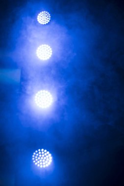 Işık huzmeleri konserdeki sahneyi aydınlatıyor..