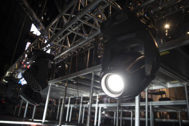 Işık huzmeleri konserdeki sahneyi aydınlatıyor..