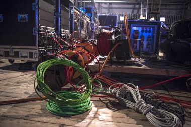 Konser ışığı için elektrik kabloları. Sahne hazırlığı