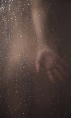 camın duşta bir kadın silüeti.