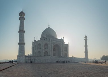 Taj Mahal. Uttar Pradesh 'in başkenti Agra' daki Yamuna Nehri 'nin güney kıyısındaki beyaz mermer mozolede..