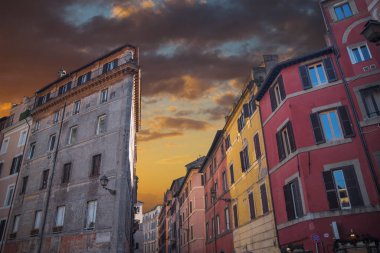 Roma 'nın tarihi merkezinde renkli evler. İtalya