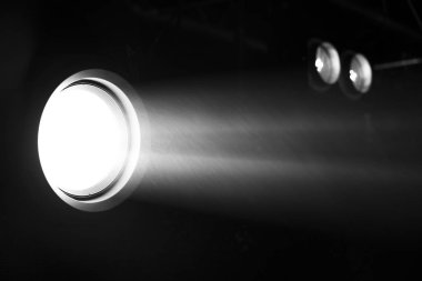 Işık huzmeleri konserdeki sahneyi aydınlatıyor..