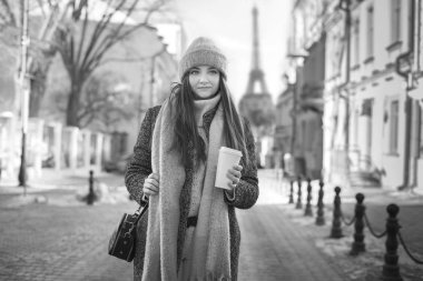 Kahve Eyfel Kulesi arka planı paltoyla kız. siyah beyaz fotoğraf