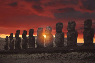 Moais Ahu Tongariki 'de (Paskalya Adası, Şili)