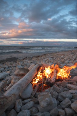 Deniz kenarında bir ateş..