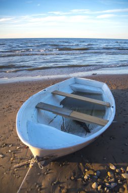 Tekne deniz kıyısında duruyor