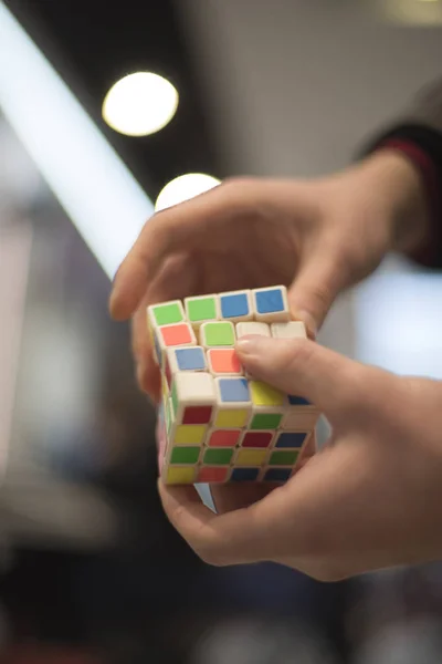 Adam Küp Rubik Toplar Entelektüel Bulmaca — Stok fotoğraf