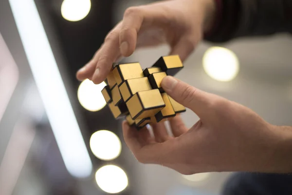 Hombre Recoge Cubo Rubik Rompecabezas Intelectual — Foto de Stock