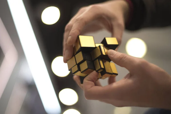 Homme Recueille Rubik Cube Puzzle Intellectuel — Photo