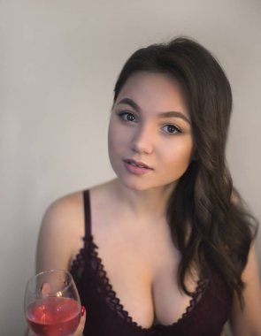 Sütyen gri bir duvara bir esmer portresi.