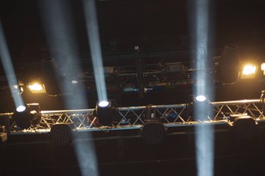 Işık huzmeleri konserdeki sahneyi aydınlatıyor..