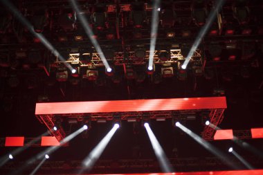 Işık huzmeleri konserdeki sahneyi aydınlatıyor..