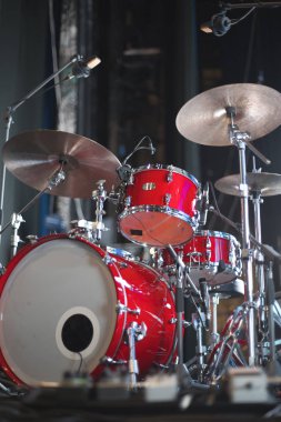 Müzik konseri öncesi sahnede davullar.