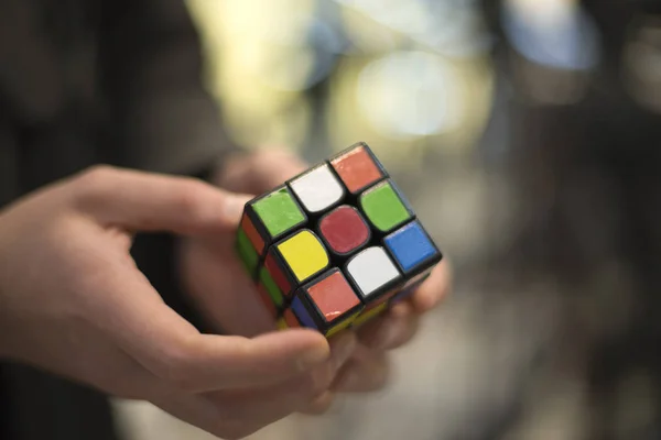 Adam Küp Rubik Toplar Entelektüel Bulmaca — Stok fotoğraf