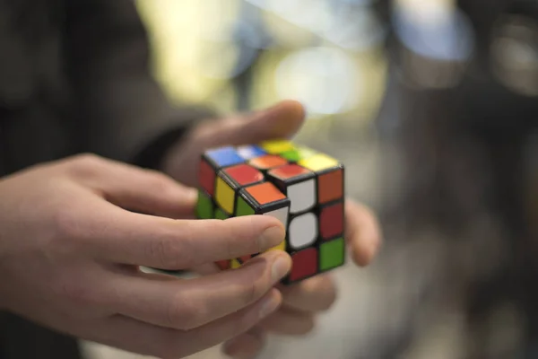 Hombre Recoge Cubo Rubik Rompecabezas Intelectual Imagen de stock