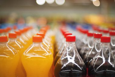 şişe deposundaki bir satırda olduğunu.