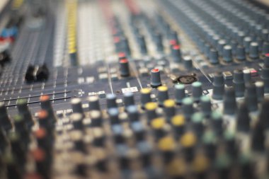 Stüdyoda ve TV projelerinde çalışmak için ses paneli