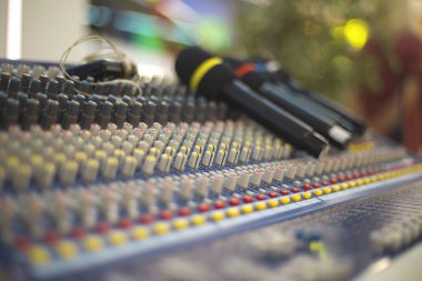 Stüdyoda ve TV projelerinde çalışmak için ses paneli