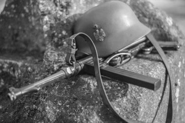 Otomatik makineli tüfek ve kask Ss subayı