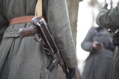 Bir Ss subayı kemer otomatik makinalı tüfek.