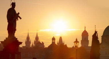  Prag güneş ışığı altında.