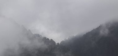 Dağlardaki bulutlar dinlenmek