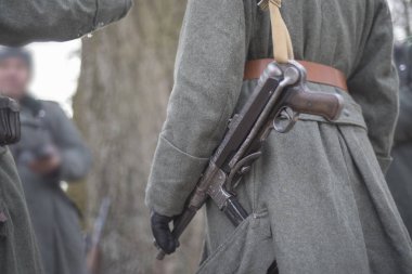 Bir Ss subayı kemer otomatik makinalı tüfek.