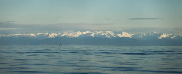 Nascer do sol sobre o lago Baikal — Fotografia de Stock