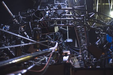 Sahne bir konser için hazırlanıyor