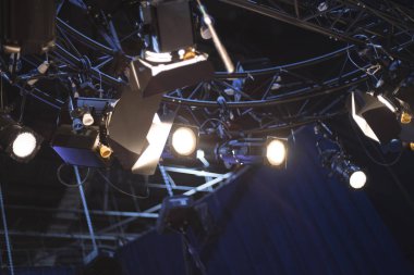 ışık ışınları sahne aydınlatmak