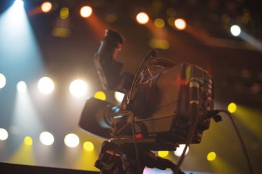 konserde stüdyo fotoğraf makinesi. 