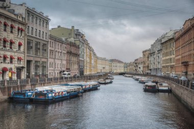 St. Petersburg nehirleri ve sokakları