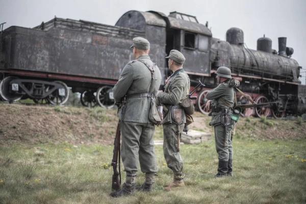 纳粹站在火车的背景上 — 图库照片