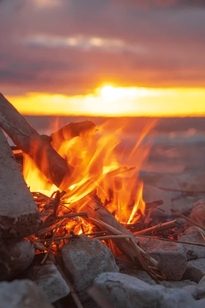 Fuego quema cerca del mar — Foto de Stock