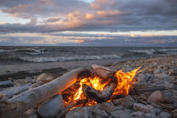 Le feu brûle près de la mer — Photo