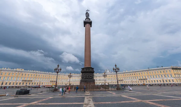 Alexander Column in the center of Palace Square — Stock Photo, Image