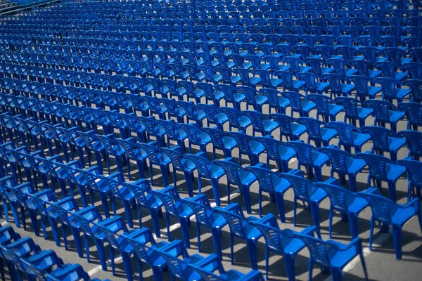 Сині стільці стоять на вулиці для концерту . — стокове фото
