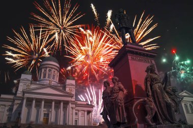 Helsinki'de renkli havai fişek. 