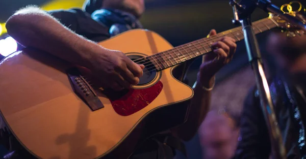 The artist plays the guitar. — Stock Photo, Image