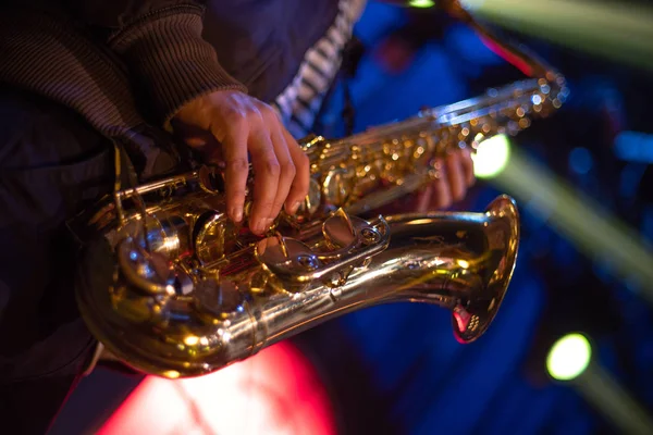 Músico con saxofón —  Fotos de Stock