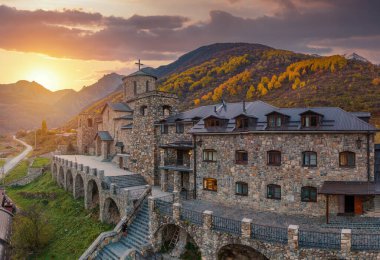 Kuzey Osetya 'daki Fiagdon Manastırı. Kafkasların Dağları