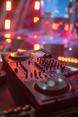 DJ karıştırma konsolu. Konserden önce bizi izleyin.