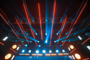 Işık huzmeleri konserdeki sahneyi aydınlatıyor..