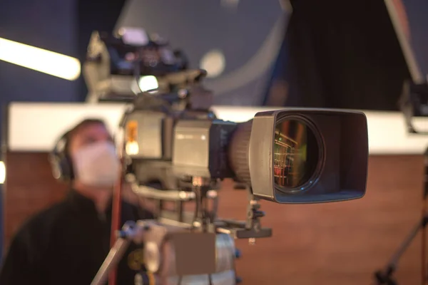 Cameraman Mascarado Está Filmando Programa Televisão Estúdio Televisão — Fotografia de Stock