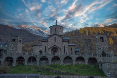 Kafkas Dağları 'ndaki Fiagdon Manastırı. Rusya