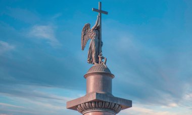 Alexander Sütunu St. Petersburg 'daki Palace Meydanı' nın merkezinde.